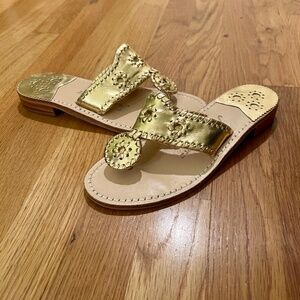 EUC Women's Jack Rogers Navajo Metallic Gold Flat Thong Sandals Size 6 M